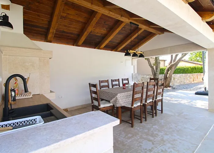 Dean 1912 Vakantiehuis Tinjan