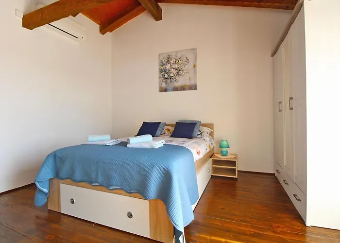 Dean 1912 Vakantiehuis Tinjan