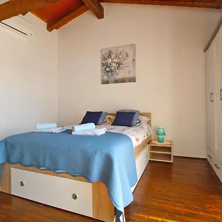 Dean 1912 Holiday home Tinjan